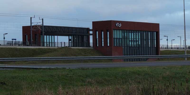 1. Kampen 30 november 2013, station Kampen Zuid gezien vanaf de overzijde van de N50